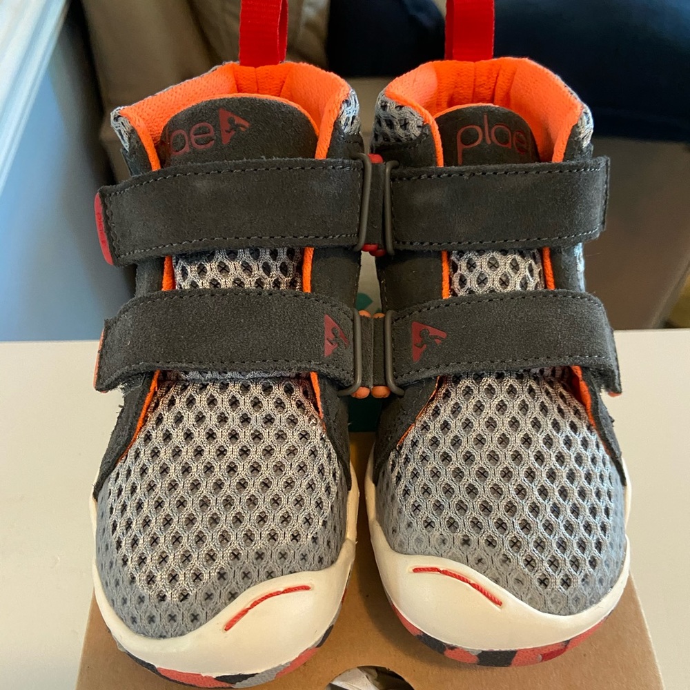 Plae Leo size 9.5 youth (toddler) NEW